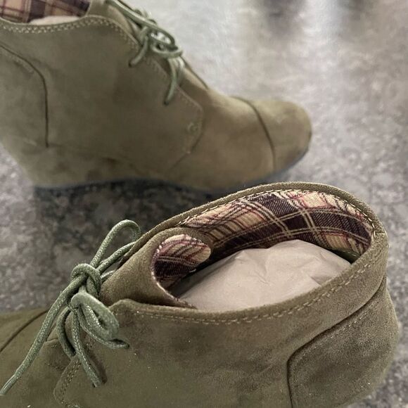 Forever Suede Ankle Booties Khaki wedge heel, tie closure, plaid lining BNWOB - Picture 8 of 8